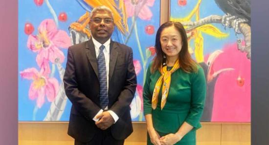 ජූලි චන්ග් සහ ගෝමික උඩුගමසූරිය අතර හමුවක්